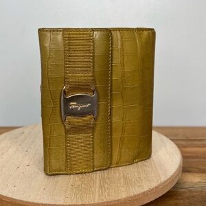 LOW START ‼️Salvatore Ferragamo Olive Green Leather Wallet